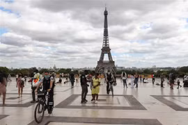 Du khách tại khu vực gần Tháp Eiffel ở Paris, Pháp, ngày 24/8/2020. (Ảnh: AFP/TTXVN)