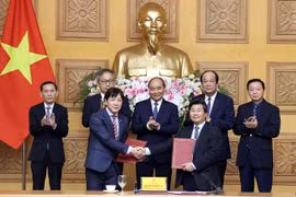 Thủ tướng Nguyễn Xuân Phúc chứng kiến lễ trao thoả thuận hợp tác giữa Cục Đầu tư nước ngoài (Bộ Kế hoạch và Đầu tư) và Tổ chức Xúc tiến Thương mại Nhật Bản. (Ảnh: Thống Nhất/TTXVN)