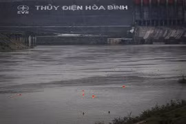 Trong những ngày này nước sông Đà đang dâng cao và dòng chảy mạnh rất nguy hiểm. (Ảnh: Trọng Đạt/TTXVN)