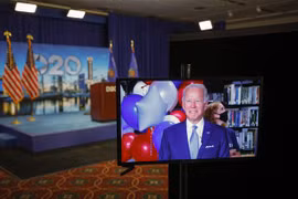 Cựu Phó Tổng thống Mỹ Joe Biden (trên màn hình video) chính thức được đề cử làm ứng viên Tổng thống của đảng Dân chủ tại Đại hội toàn quốc của đảng ở Milwaukee, bang Wisconsin (Mỹ), ngày 18/8/2020. (Ảnh: AFP/TTXVN)