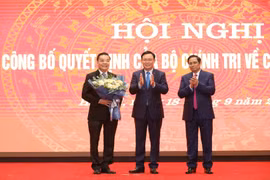 Trưởng ban Tổ chức Trung ương Phạm Minh Chính và Bí thư Thành ủy Hà Nội Vương Đình Huệ chúc mừng đồng chí Chu Ngọc Anh. (Ảnh: Văn Điệp/TTXVN)