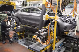 Công nhân hoàn thiện lắp ráp xe ô tô Mercedes Benz A tại nhà máy sản xuất xe Daimler ở Rastatt, miền Tây Nam Đức. (Ảnh: AFP/TTXVN)
