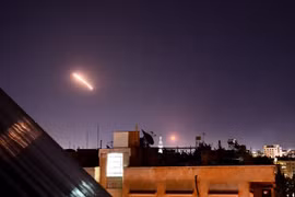 Tên lửa phòng không Syria được triển khai nhằm đánh chặn cuộc tấn công tên lửa của Isarel tại thủ đô Damascus ngày 20/7/2020. (Ảnh: THX/TTXVN)
