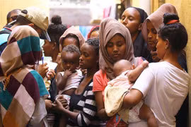 Người dân Libya tại trại tị nạn Ganzour, sau khi phải rời bỏ nhà cửa tránh xung đột ở Tripoli. (Ảnh: AFP/TTXVN)
