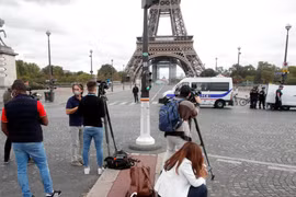 Khu vực Tháp Eiffel ở thủ đô Paris bị phong tỏa. (Ảnh: Reuters)