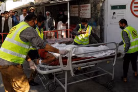 Đưa một người bị thương trong vụ nổ tới bệnh viện. (Nguồn: Reuters)