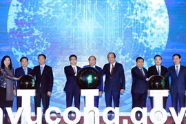 Thủ tướng Nguyễn Xuân Phúc và các đại biểu thực hiện nghi thức khai trương Cổng Dịch vụ công Quốc gia. (Ảnh: Thống Nhất/TTXVN)