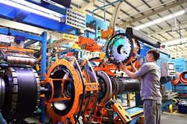 Sản xuất lốp xe ôtô tại Công ty TNHH Sailun Việt Nam, xã Phước Đông, huyện Gò Dầu, Tây Ninh. (Ảnh: Hồng Đạt/TTXVN)