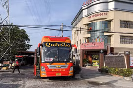 Một bãi đất trống ngay sát Bến xe An Sương (Quốc lộ 22, huyện Hóc Môn) có nhiều xe khách dừng đỗ, được “điểm mặt” là “xe dù, bến cóc”. (Ảnh: Tiến Lực/TTXVN)