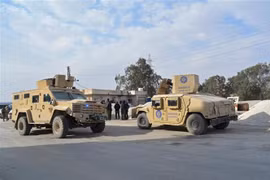 Lực lượng Dân chủ Syria (SDF) tuần tra trên đường phố tại Hasakeh, Syria, ngày 23/1/2022. (Ảnh: AFP/ TTXVN)