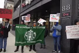 Nhân viên Starbucks đình công đòi tăng lương. (Nguồn: AP)