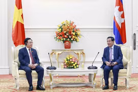 Chủ tịch Quốc hội Vương Đình Huệ và Thủ tướng Campuchia Samdech Techo Hun Sen. (Ảnh: Doãn Tấn/TTXVN)