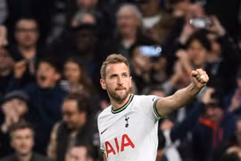 Tiền đạo Harry Kane của câu lạc bộ Tottenham Hotspur ăn mừng bàn thắng trong trận gặp Everton tại Giải Ngoại hạng Anh ở London, ngày 15/10. (Ảnh: AFP/TTXVN)