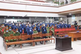 Các bị cáo nghe cáo trạng tại phiên tòa ngày 26/10. (Ảnh: TTXVN phát)