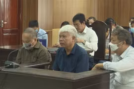 Ba bị cáo bị xét xử về tội Vi phạm các quy định về bồi thường, hỗ trợ khi Nhà nước thu hồi đất. (Ảnh: Trịnh Duy Hưng/TTXVN)