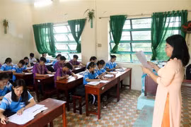 Cô giáo và học sinh trường Phổ Trường Dân tộc nội trú Trung học phổ thông Kiên Giang. (Ảnh: Hồng Đạt/TTXVN)