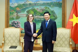 Phó Thủ tướng Thường trực Phạm Bình Minh tiếp bà Kate Brown, Thống đốc bang Oregon. (Ảnh: TTXVN phát)