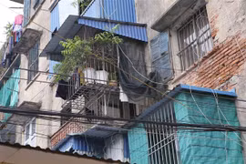 Nhiều hộ đang sinh sống tại toà nhà chung cư 5 tầng trên đường Trần Đăng Ninh, Nam Định cự ý cơi nới, sửa chữa làm ảnh hưởng đến kết cấu của khu nhà. (Ảnh: Công Luật/TTXVN)