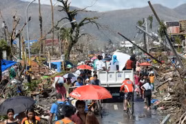 Người sống sót Philippines tuyệt vọng tìm sự cứu trợ