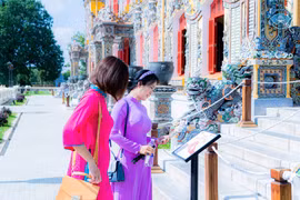 Du khách trải nghiệm tại Trạm tương tác thông minh. (Ảnh: Trung tâm Bảo tồn Di tích Cố đô Huế)