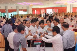 Các cổ đông tiến hành bỏ phiếu tại Đại hội. (Nguồn: Kienlongbank)