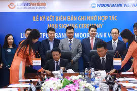 Lãnh đạo hai bên tham gia ký kết. (Nguồn: LienVietPostBank)