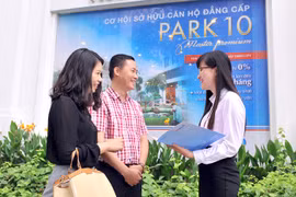Nhân viên VietinBank ận tình tư vấn, hỗ trợ khách hàng sử dụng sản phẩm, dịch vụ bán lẻ. (Nhuồn: VietinBank)