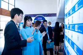 Cán bộ VietinBank hướng dẫn khách hàng mua sản phẩm trên gian hàng ảo. (Nguồn: VietinBank)