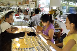 Giao dịch vàng tại Bảo Tín Minh Châu. (Nguồn: TTXVN)