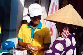 Tư vấn cho khách hàng sử dụng điện thoại Viettel. (Ảnh: T.H/Vietnam+)