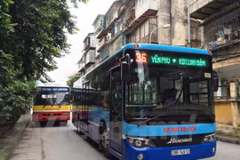 Hà Nội giảm 80% số chuyến lượt, kéo giãn tần suất xe buýt để đối phó với dịch COVID-19. (Ảnh: Việt Hùng/Vietnam+)