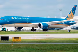 Vietnam Airlines miễn phí vé bay cho bác sỹ, y tá và hàng hóa chống dịch COVID-19. (Ảnh: CTV/Vietnam+)