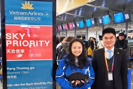 Nữ hành khách nhận lại tài sản trang sức có giá trị khi để quên trên chuyến bay của Vietnam Airlines. (Ảnh: CTV/Vietnam+)