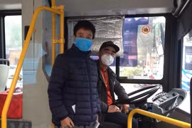 Tài xế và nhân viên phụ xe buýt tại Hà Nội đeo khẩu trang phòng chống dịch COVID-19. (Ảnh: CTV/Vietnam+)