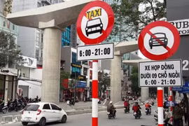 Nhiều tuyến phố ở Hà Nội sẽ cắm lại biển cấm xe hợp đồng dưới 9 chỗ. (Ảnh: CTV/Vietnam+)