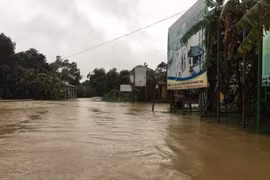 Đường sắt Bắc-Nam bị chia cắt do mưa lũ, phải chuyển tải khách. (Ảnh: Vietnam+)