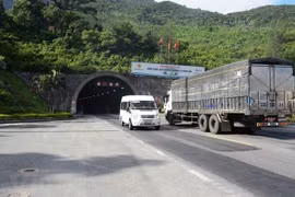 Phương tiện lưu thông qua hầm đường bộ. (Ảnh: Việt Hùng/Vietnam+)