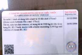 Giấy phép lái xe được cấp, đổi mới sẽ có mã hai chiều nhằm chống gian lận. (Ảnh: CTV/Vietnam+)