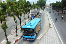Hà Nội dừng hoạt động tất cả các tuyến xe buýt từ ngày 28/3-15/4 để phòng chống dịch bệnh COVID-19. (Ảnh: Huy Hùng/Vietnam+)