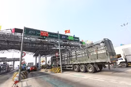 Phương tiện lưu thông qua làn thu phí tự động không dừng tại một trạm thu phí BOT. (Ảnh: Huy Hùng/Vietnam+)