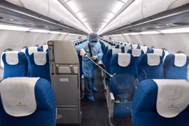 Máy bay Vietnam Airlines được tiến hành khử trùng để phòng tránh virus corona. (Ảnh: CTV/Vietnam+)