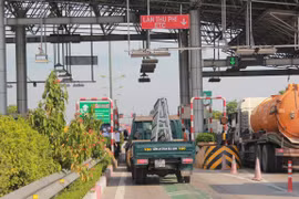Phương tiện dán thẻ thu phí tự động đi vào làn đường của trạm thu phí được lắp đặt thu phí tự động. (Ảnh: Việt Hùng/Vietnam+)