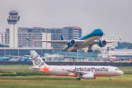 Máy bay của hai hãng hàng không Vietnam Airlines và Jetstar Pacific. (Ảnh: CTV/Vietnam+)