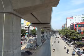 Dự án đường sắt đô thị Nhổn-ga Hà Nội đã hoàn thành phần đi trên cao và đang tiến hành thi công hệ thống thang máy lên nhà ga. (Ảnh: Huy Hùng/TTXVN)