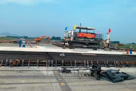 Các đơn vị đang triển khai thi công các hạng mục của dự án cải tạo, nâng cấp đường cất hạ cánh, đường lăn sân bay Nội Bài. (Ảnh: Việt Hùng/Vietnam+)