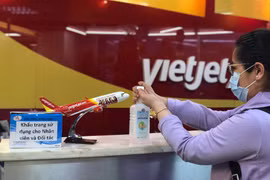 Hành khách đi các chuyến bay của hãng hàng không Vietjet thực hiện đầy đủ các quy trình về phòng chống dịch COVID-19. (Ảnh: T.T)