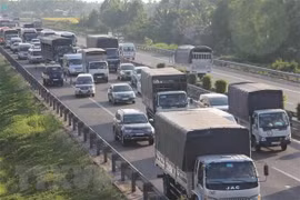 Sau khi dừng thu phí, lượng phương tiện lưu thông tăng đột biến trên cao tốc Thành phố Hồ Chí Minh-Trung Lương. (Ảnh: Bùi Giang/TTXVN)