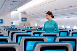 Tiếp viên Vietnam Airlines phục vụ tận tâm, tận tình với hành khách là hình ảnh đẹp của hãng hàng không Quốc gia Việt Nam. (Ảnh: CTV/Vietnam+) 
