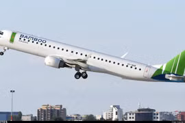 Một máy bay phản lực thế hệ mới Embraer E195 của hãng hàng không Bamboo Airways sẽ được đưa vào khai thác bay thẳng tới Côn Đảo. (Ảnh: PV/Vietnam+)