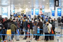 Hành khách đã bắt đầu quay trở lại chọn hàng không làm phương tiện đi lại sau khi kiểm soát tốt dịch bệnh COVID-19. (Ảnh: Phan Công/Vietnam+)